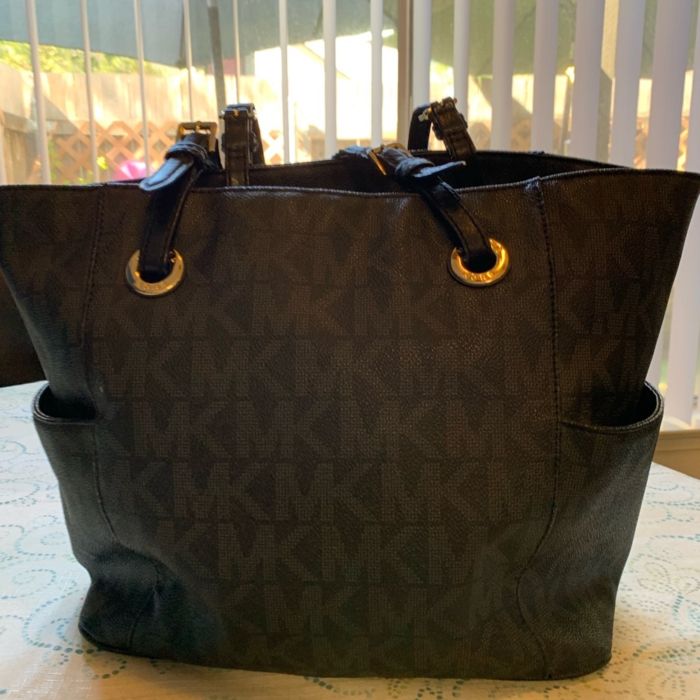 Michael Kors Jet Set Medium Signature Bag lightly used AP-1205 pockets galore